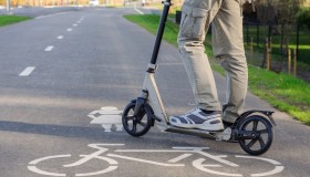 Monopattini elettrici, debutta il targhino: nuove regole per la micromobilità
