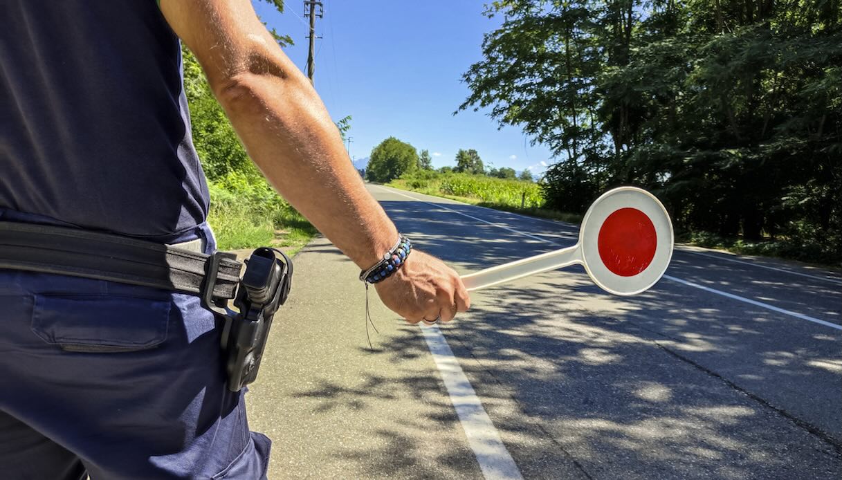 https://www.virgilio.it/motori/wp-content/uploads/sites/4/2025/08/15enne-forza-posto-di-blocco.jpeg