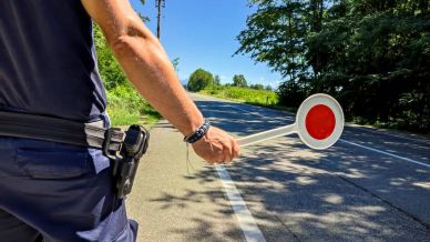 A 15 anni al volante di una BMW: la fuga finisce male