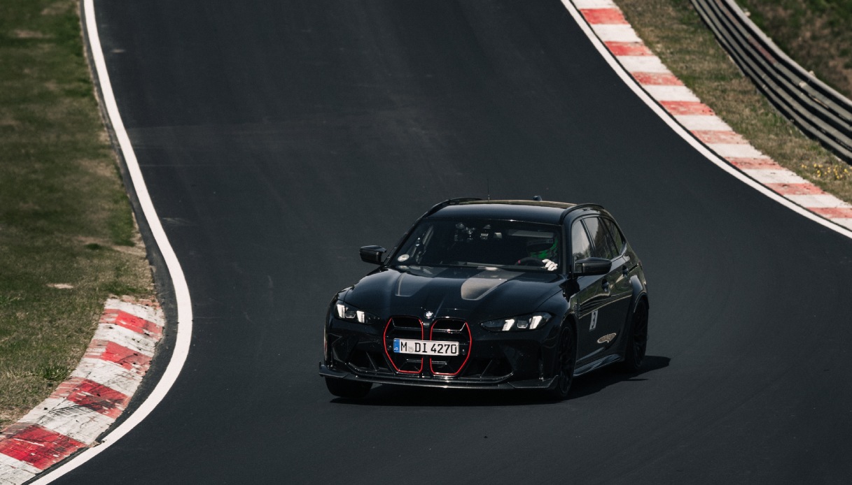La BMW M3 CS Touring scarica 550 cavalli sull'asfalto