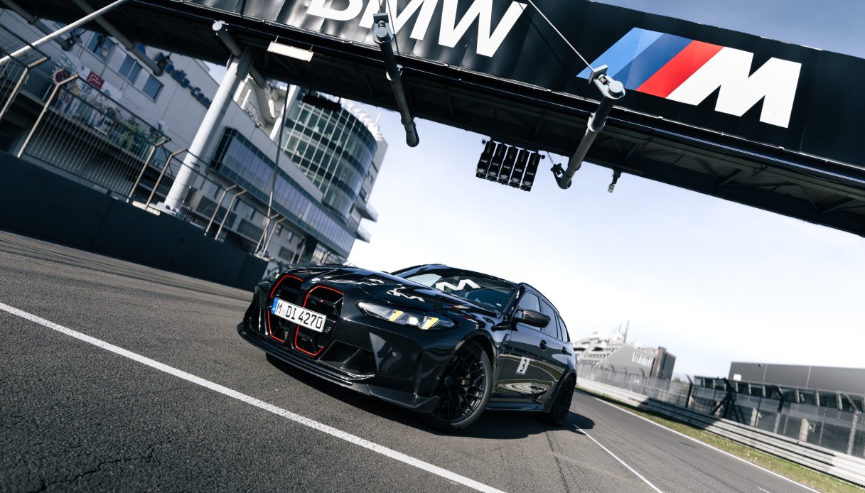 https://www.virgilio.it/motori/wp-content/uploads/sites/4/2025/08/BMW-M3-CS-Touring-record-Ring.jpg