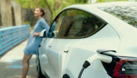 Bonus auto elettrica 2025, non tutti possono riceverlo: le condizioni