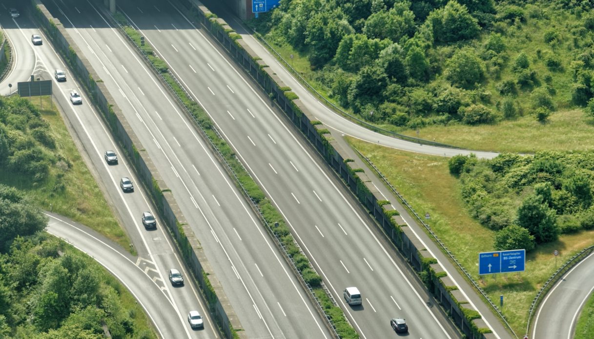 https://www.virgilio.it/motori/wp-content/uploads/sites/4/2025/08/Guida-in-autostrada.jpg
