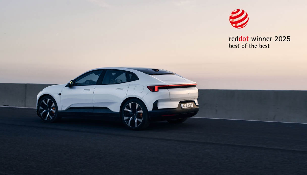 https://www.virgilio.it/motori/wp-content/uploads/sites/4/2025/08/Polestar-4-Red-Dot-Award.jpg