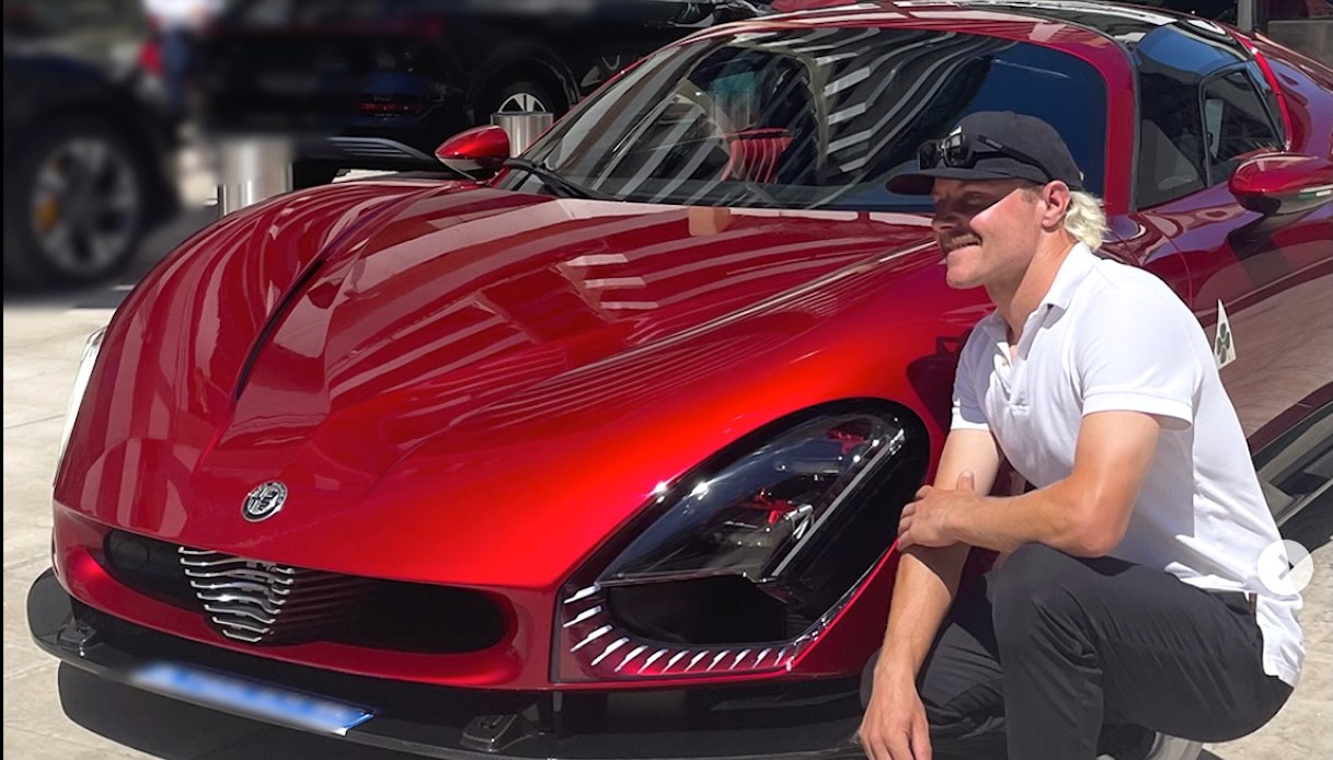 https://www.virgilio.it/motori/wp-content/uploads/sites/4/2025/08/alfa-romeo-33-stradale-bottas.jpg