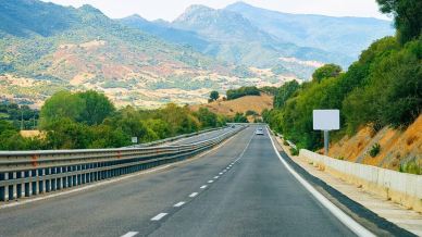 Contromano in autostrada con una minicar: tragedia sfiorata