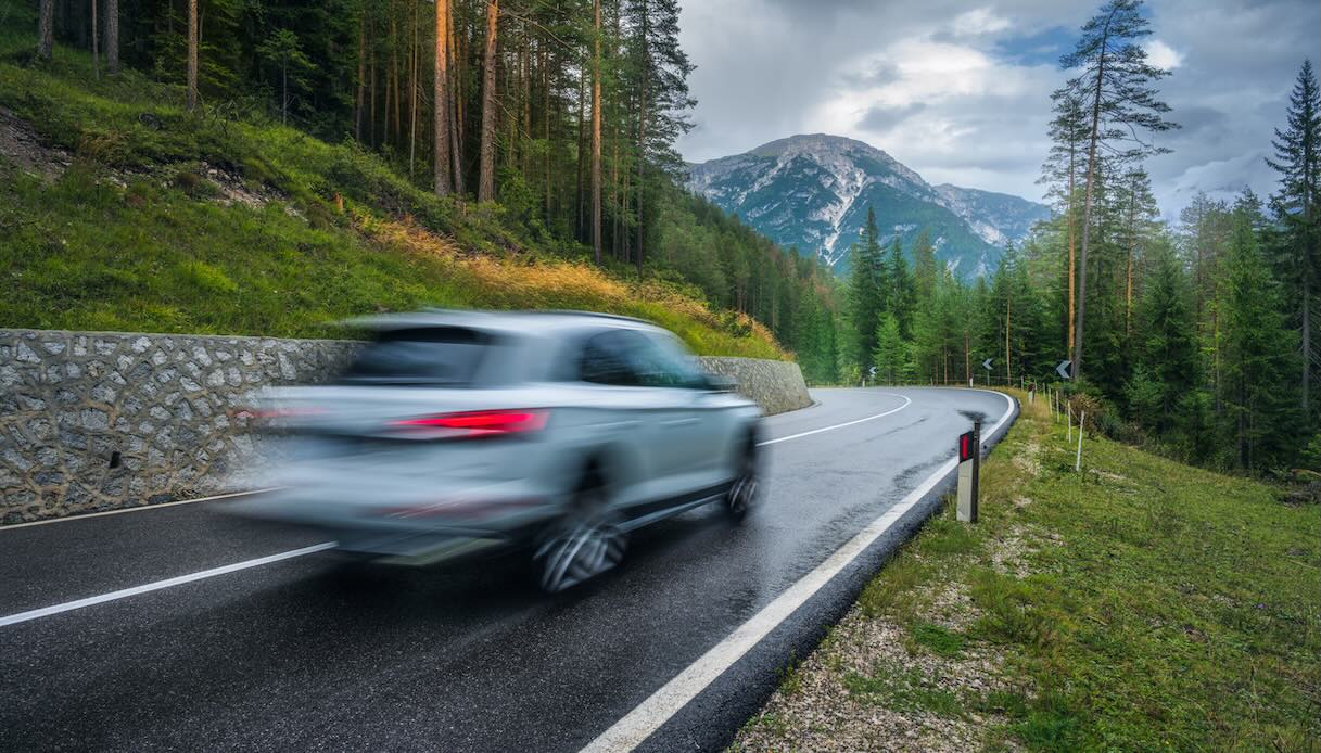 https://www.virgilio.it/motori/wp-content/uploads/sites/4/2025/08/corse-clandestine-dolomiti.jpeg