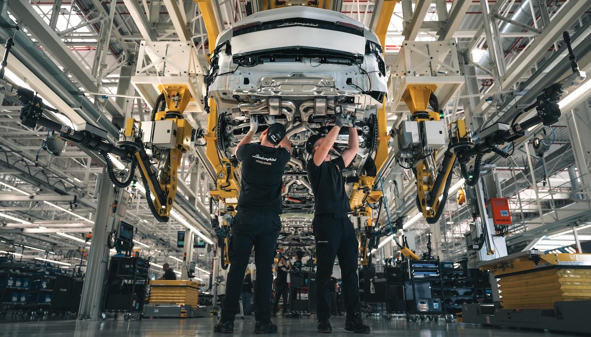 https://www.virgilio.it/motori/wp-content/uploads/sites/4/2025/08/settimana-corta-da-record-lamborghini.jpeg