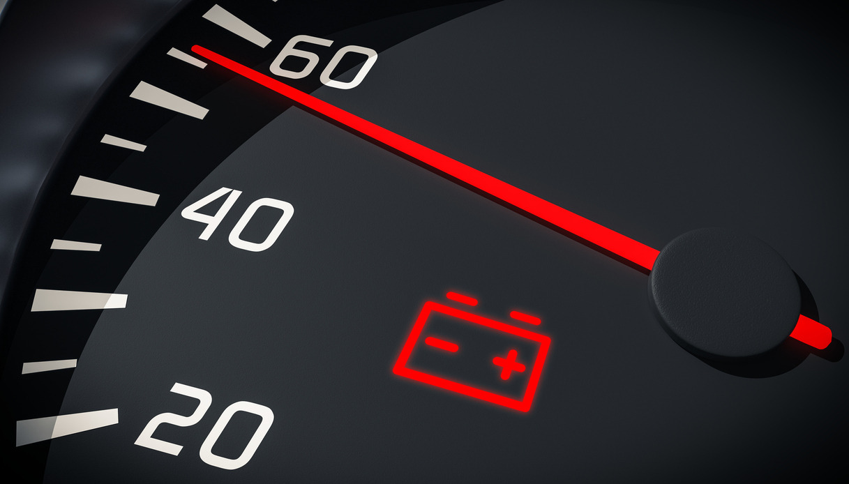 https://www.virgilio.it/motori/wp-content/uploads/sites/4/2025/08/spia-rossa-batteria.jpg