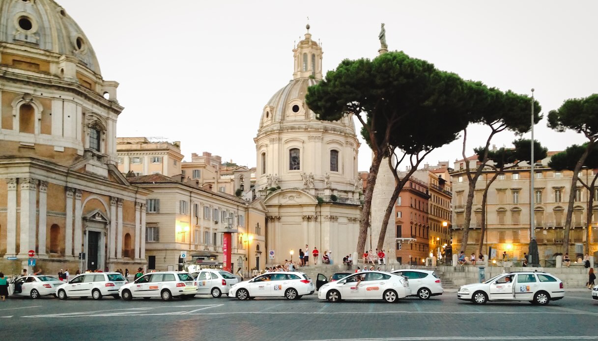 https://www.virgilio.it/motori/wp-content/uploads/sites/4/2025/08/taxi-roma-licenze-non-pagate.jpeg