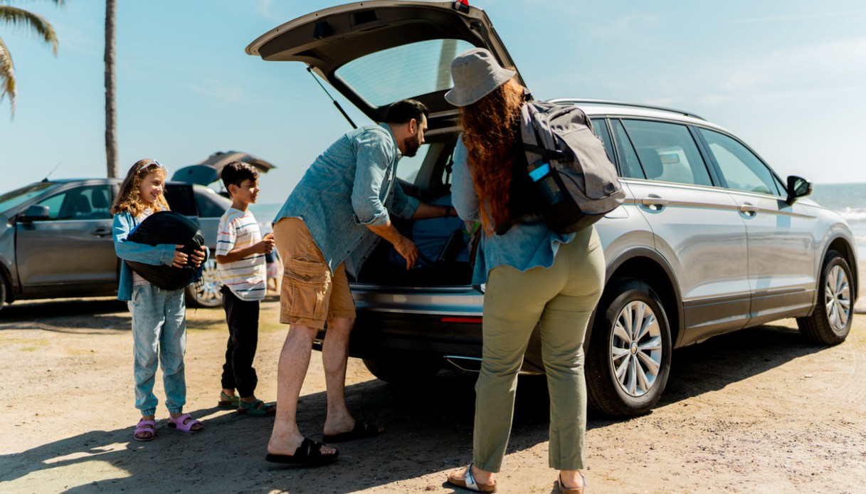 https://www.virgilio.it/motori/wp-content/uploads/sites/4/2025/08/vacanza-in-auto.jpg