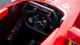Scambia l'autostrada per una pista di F1: arrestato il pilota al volante di una Ferrari fake