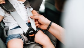 Genitori al volante: il 21% ammette di non aver utilizzato il seggiolino almeno una volta