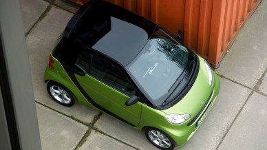 Non riesce a parcheggiare la Smart: il video diventa virale