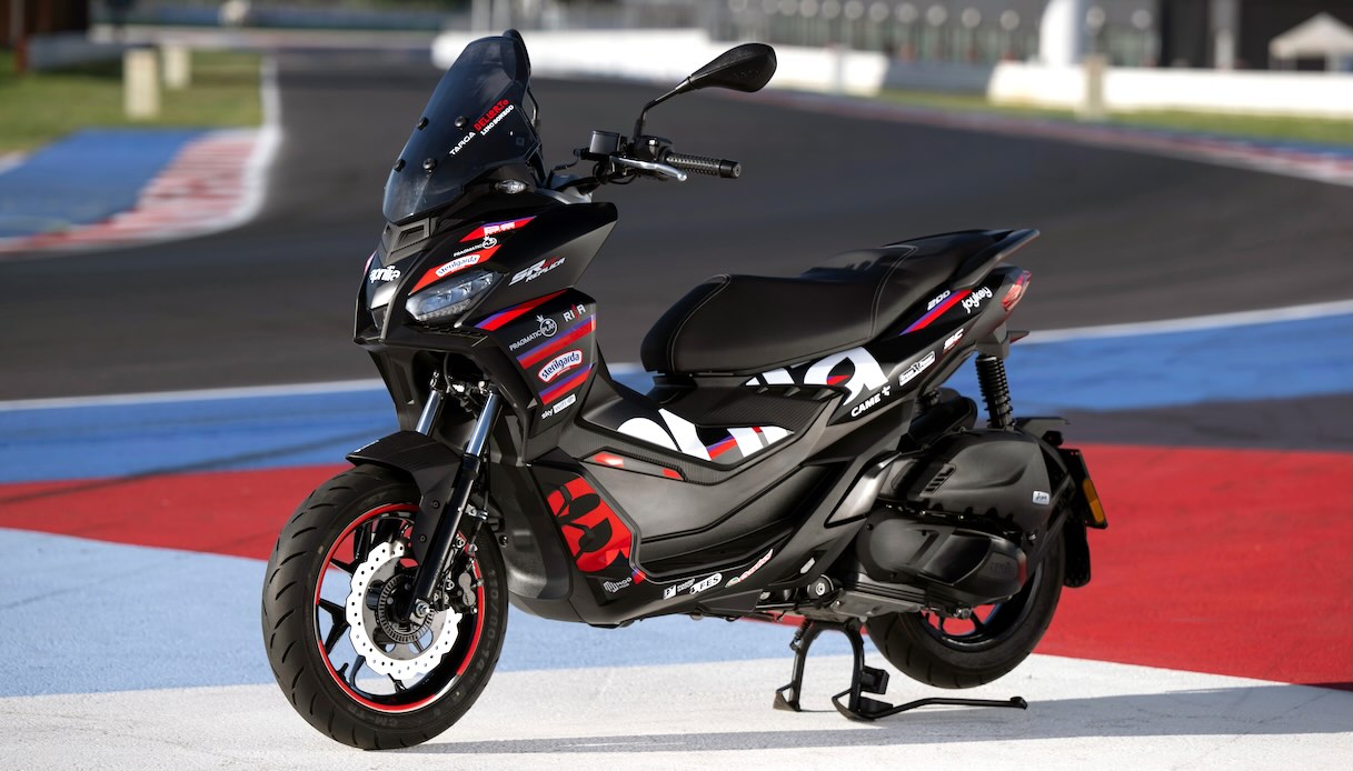 https://www.virgilio.it/motori/wp-content/uploads/sites/4/2025/09/aprilia-SR-GT-Replica-2025.jpeg