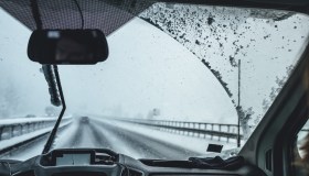 Ripararsi sotto un ponte durante la grandinata: scelta furba o rischio multa