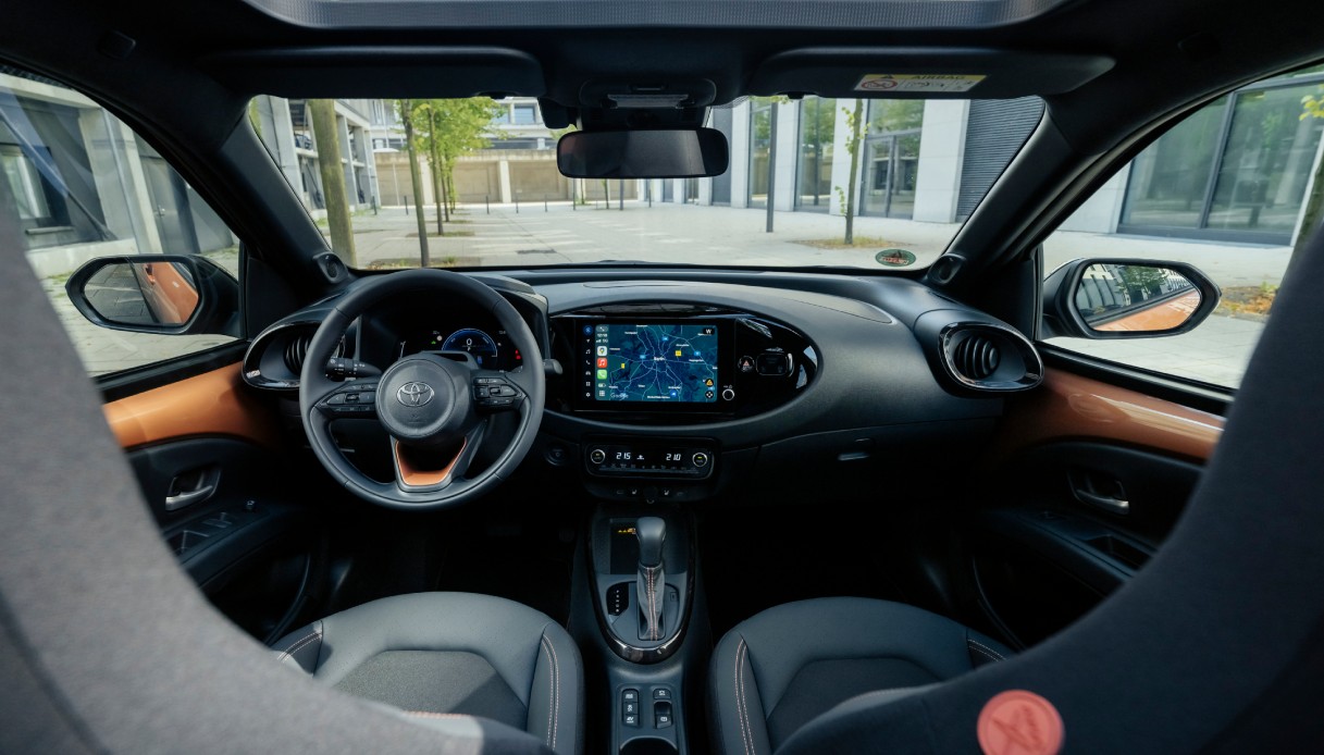 La nuova Toyota Aygo X è già da primato: ibrida e super tecnologica