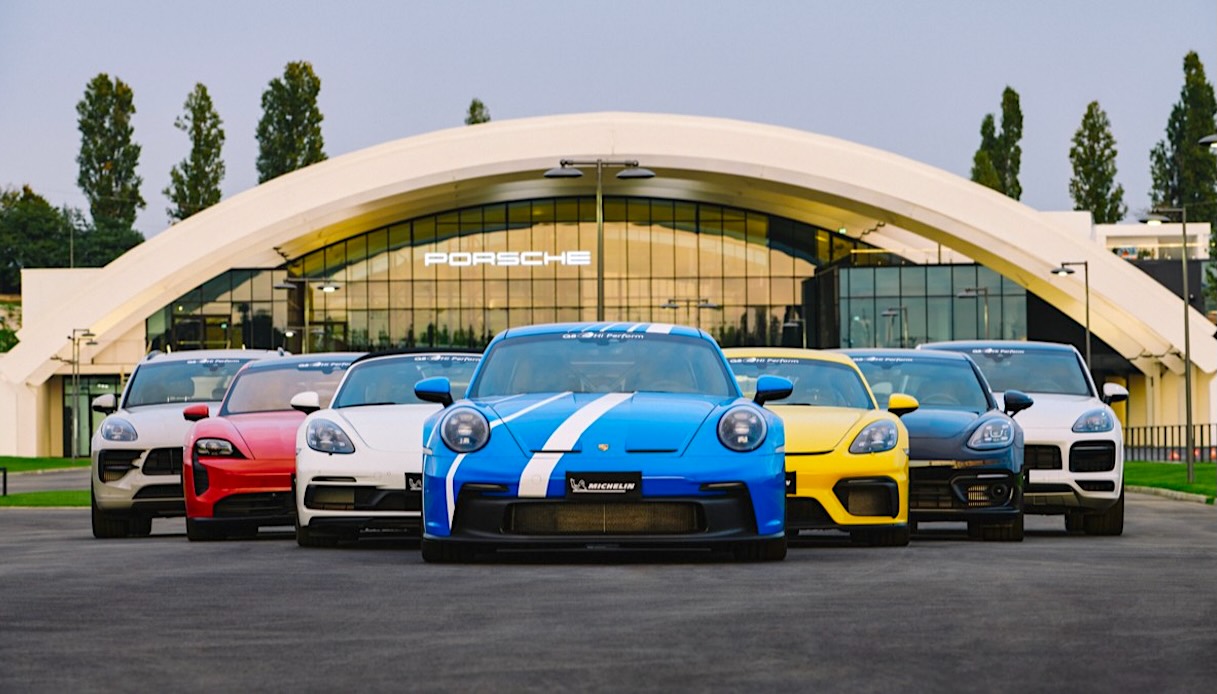 https://www.virgilio.it/motori/wp-content/uploads/sites/4/2025/09/porsche-frenata-sullelettrico.jpeg