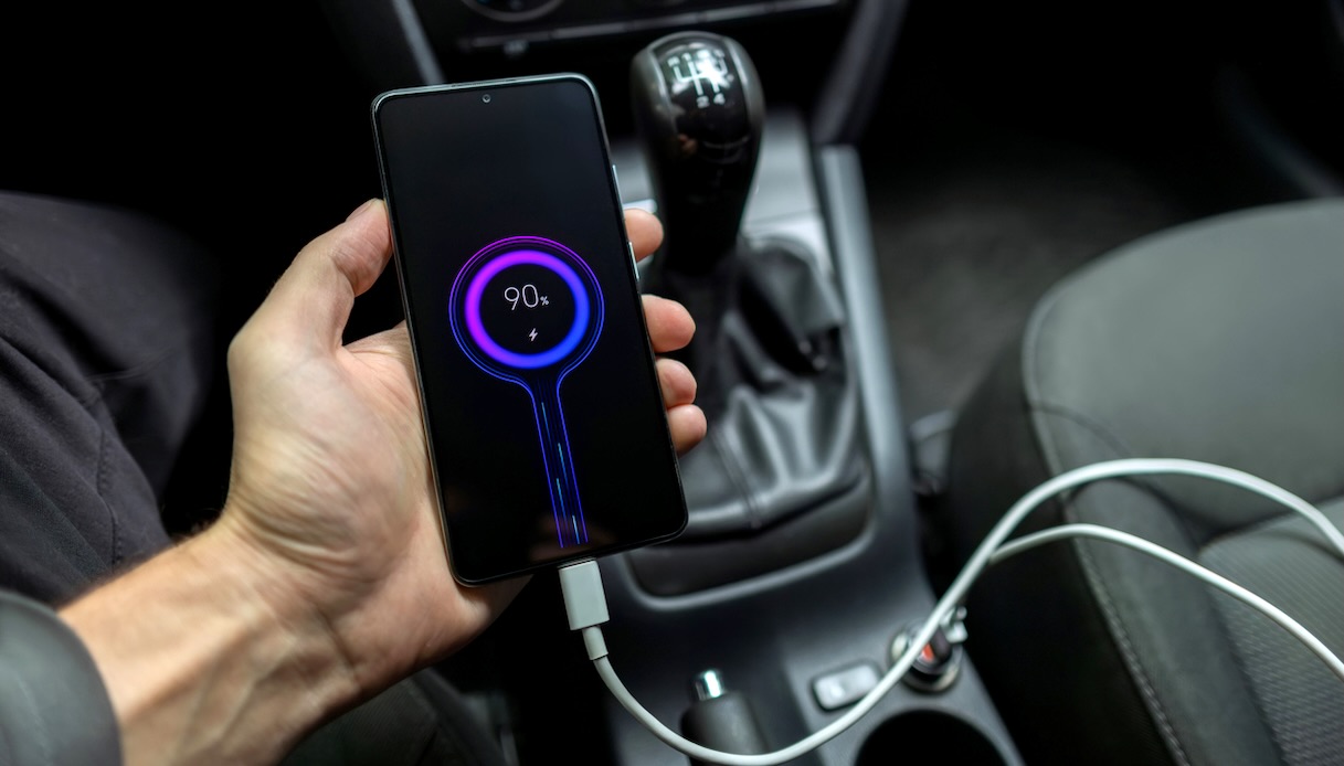 https://www.virgilio.it/motori/wp-content/uploads/sites/4/2025/09/ricaricare-smartphone-auto.jpeg