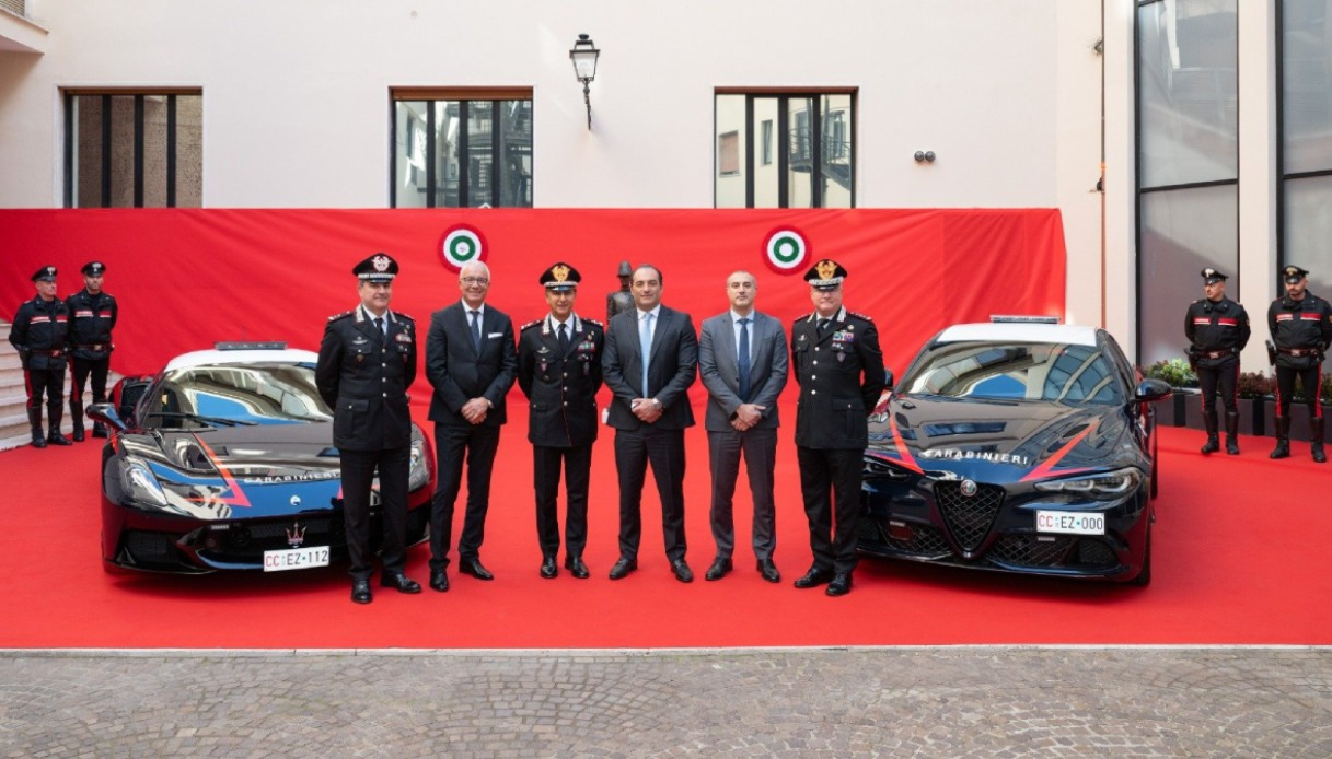 https://www.virgilio.it/motori/wp-content/uploads/sites/4/2025/10/Alfa-Romeo-Giulia-Quadrifoglio-e-Maserati-MCPura-dei-Carabinieri.jpg