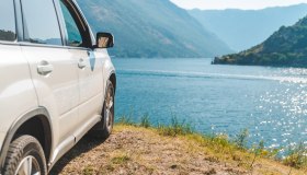 Dimentica il freno a mano, auto finisce beffardamente nel lago