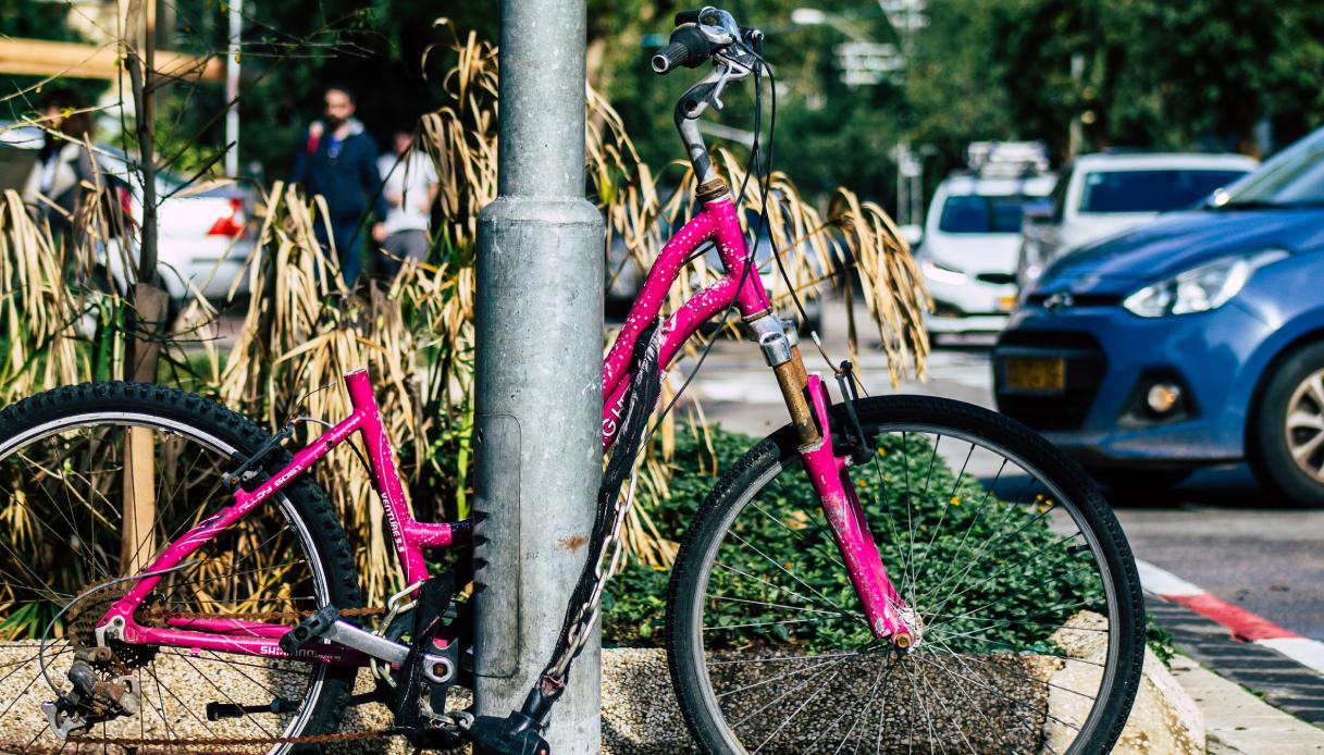 https://www.virgilio.it/motori/wp-content/uploads/sites/4/2025/10/Biciclette-attaccate-ai-lampioni.jpg
