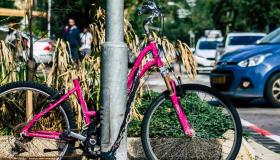 Biciclette legate ai lampioni, non più tollerate: via libera alle multe