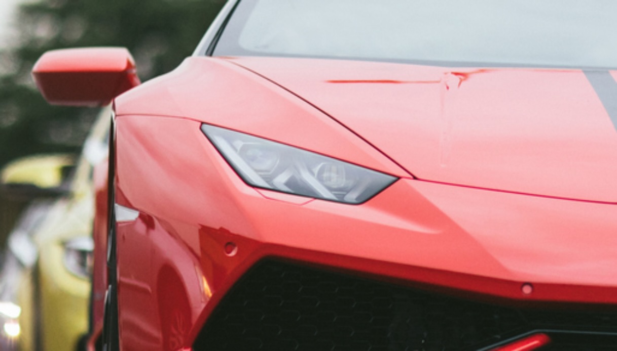 https://www.virgilio.it/motori/wp-content/uploads/sites/4/2025/10/Ferrari-Lamborghini-sfida.jpeg