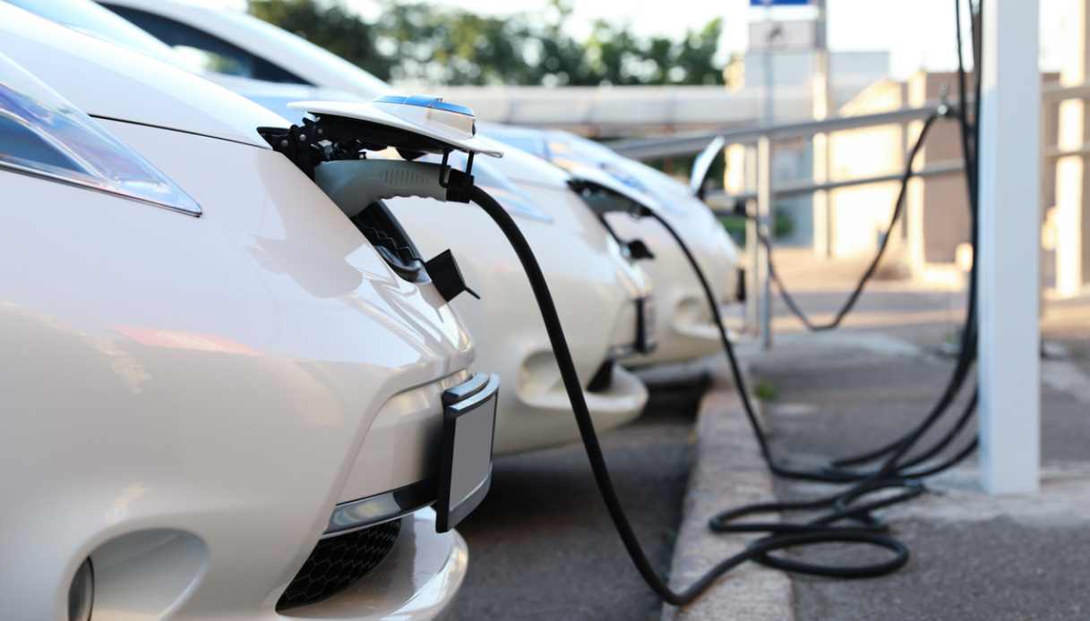 https://www.virgilio.it/motori/wp-content/uploads/sites/4/2025/10/Incentivi-Auto-Elettriche_e7f3f2.jpg