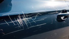 Come togliere gli odiosi graffi dalle auto, un metodo economico ed efficace
