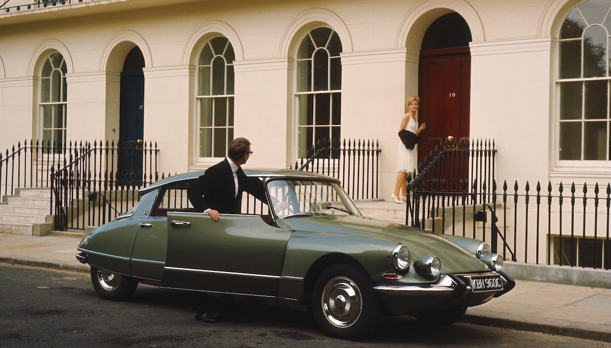 https://www.virgilio.it/motori/wp-content/uploads/sites/4/2025/10/citroen-ds-70-anni-squalo.jpeg