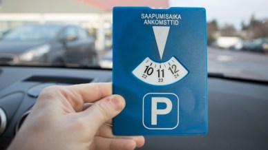 Disco orario in auto, come usarlo per scongiurare la multa