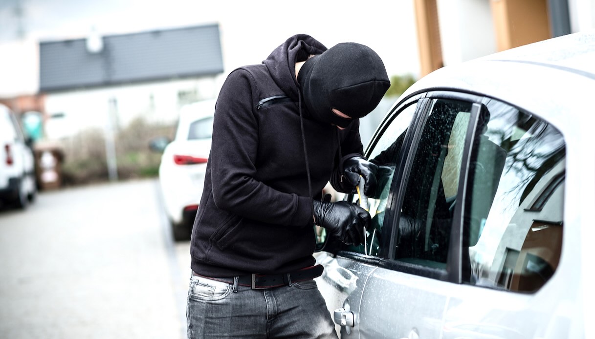 https://www.virgilio.it/motori/wp-content/uploads/sites/4/2025/10/furti-pezzi-ricambio-auto.jpeg