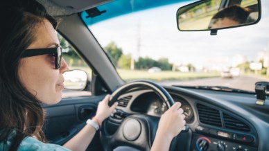 Quando la guida senza patente diventa reato: pene esemplari