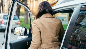 Incidente choc in Francia: dimentica il freno a mano e muore soffocata dal finestrino