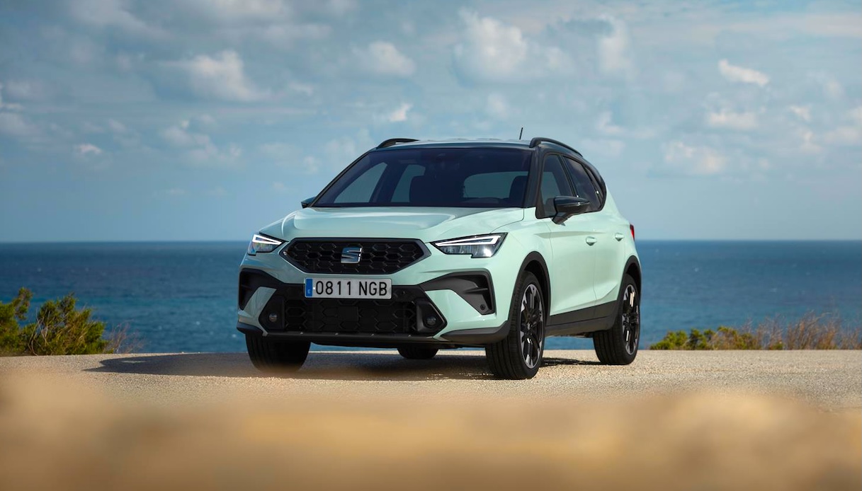 Seat rinnova la Arona 2026: SUV urbano più maturo, design grintoso