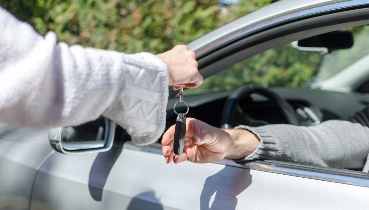 https://www.virgilio.it/motori/wp-content/uploads/sites/4/2025/10/passaggio-proprieta-auto.jpg