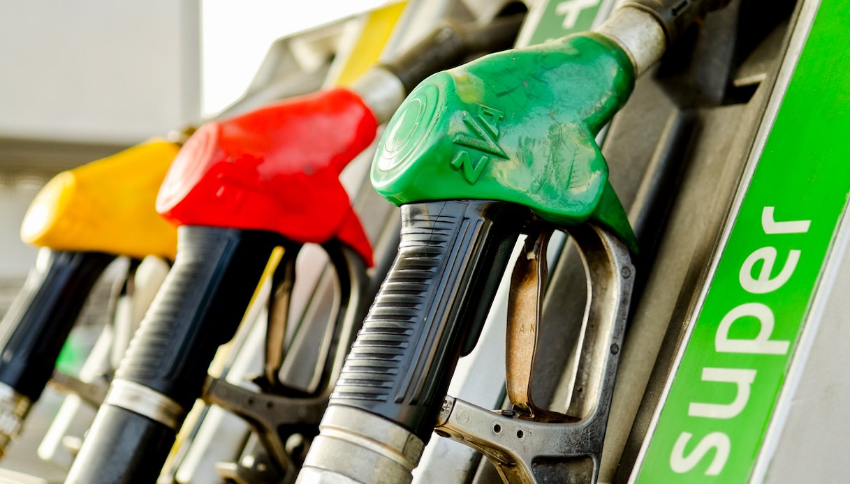 https://www.virgilio.it/motori/wp-content/uploads/sites/4/2025/10/scendono-prezzi-benzina-diesel.jpeg