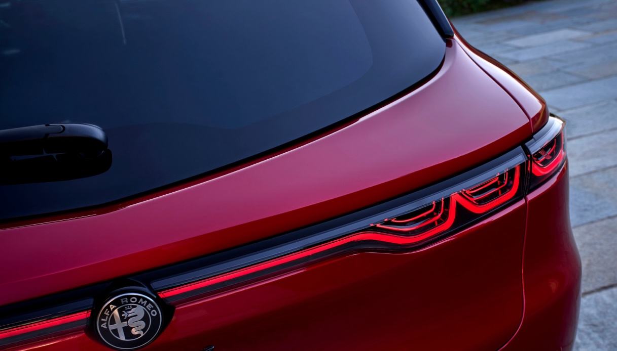 Alfa Romeo Tonale 2026, il C-SUV del Biscione ha un carattere più definito: quanto costa