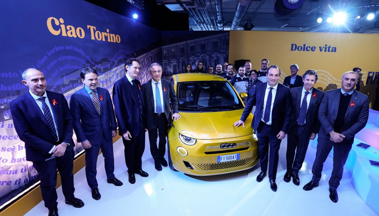 https://www.virgilio.it/motori/wp-content/uploads/sites/4/2025/11/Fiat-500-Hybrid-presentazione.jpeg