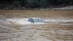 Automobilista bloccato nel canale: passante si tuffa nell’acqua gelida e lo salva