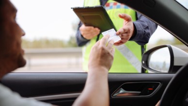 Modifica la targa con il pennarello: la sanzione è durissima