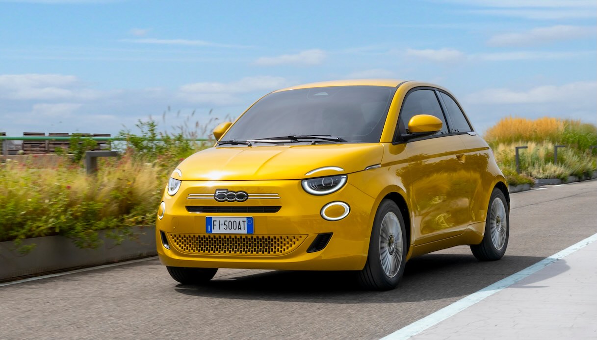 https://www.virgilio.it/motori/wp-content/uploads/sites/4/2025/11/fiat-500-hybrid-ordinabile-prezzo.jpeg