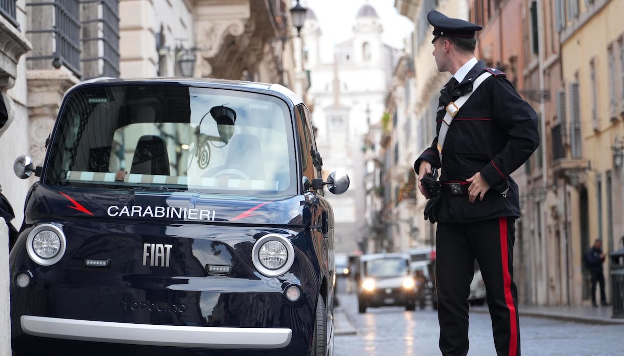 https://www.virgilio.it/motori/wp-content/uploads/sites/4/2025/11/fiat-topolino-carabinieri-roma.jpeg
