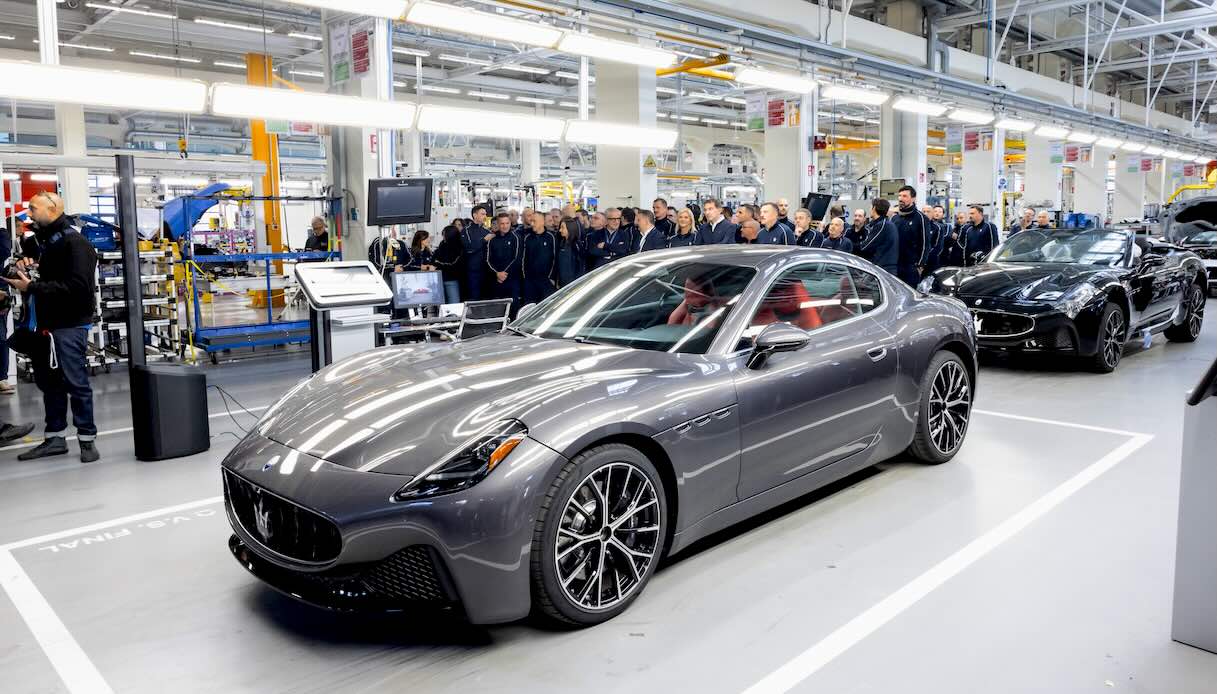 https://www.virgilio.it/motori/wp-content/uploads/sites/4/2025/11/maserati-torna-modena.jpeg