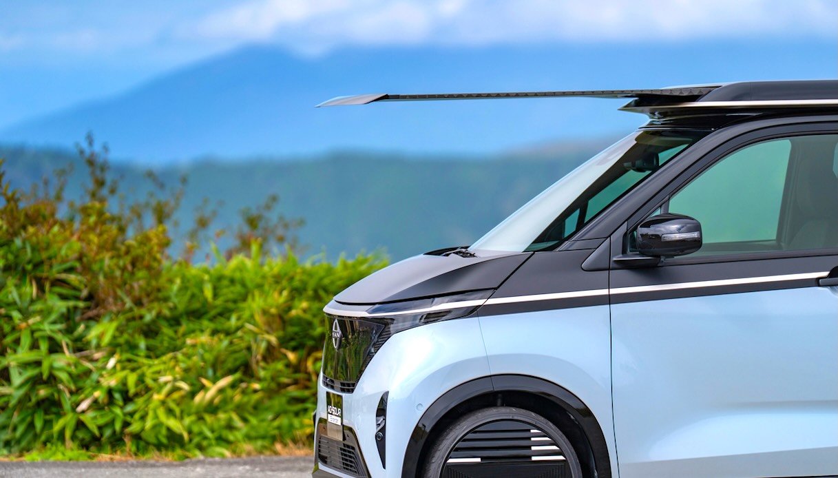 Nissan ha presentato una citycar elettrica con tetto solare retrattile