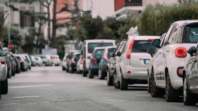 Auto intestate a persone morte: una truffa incredibile