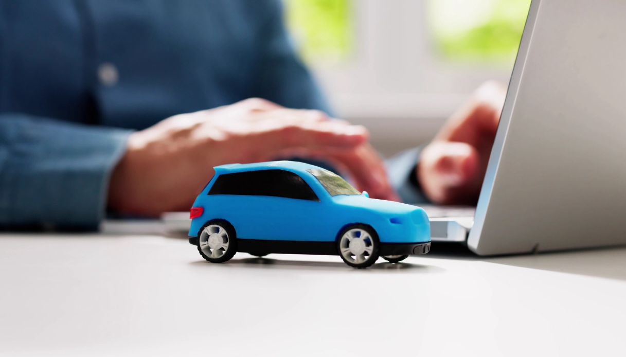 Compra un’auto inesistente e perde 13.000 euro: giustizia dopo anni